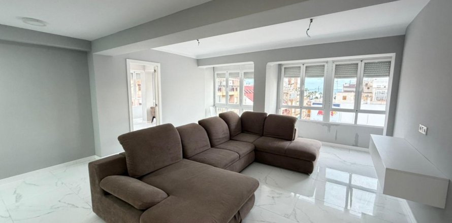 Lägenhet i Torrevieja, Alicante, Spanien 3 sovrum, 120 kvm. Nr. 147048