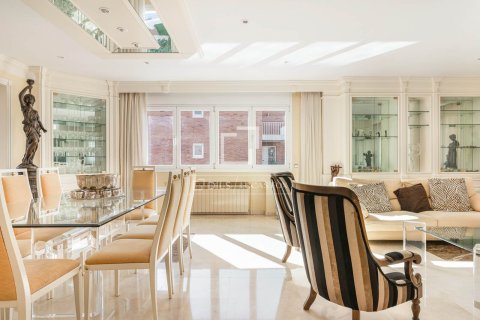 Huvila myytävänä Sant Just Desvern, Barcelona, Espanja, 6 makuuhuonetta, 520 m2 No. 192683 - kuva 9