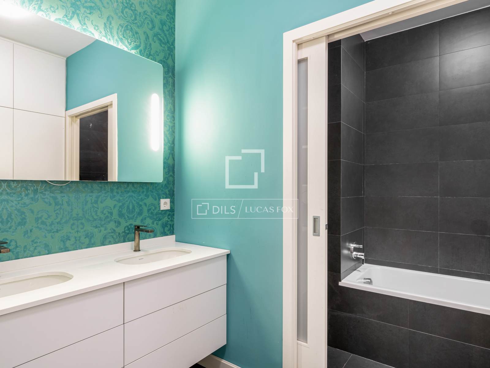 Apartment in Barcelona, Spain 4 bedrooms, 117 sq.m. No. 192684