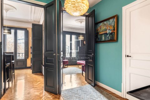 Apartamento en Barcelona, España 4 dormitorios, 117 m2 No. 192684