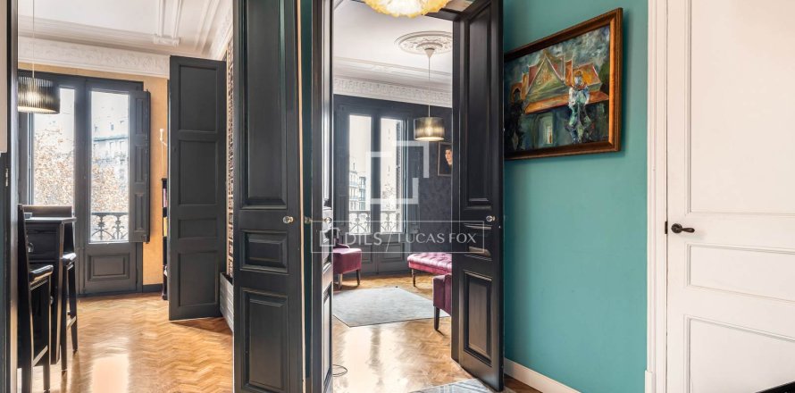 Apartamento en Barcelona, España 4 dormitorios, 117 m2 No. 192684