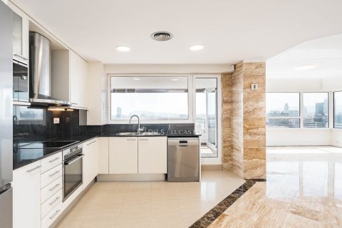Apartment for sale in Barcelona, Spain 3 bedrooms, 112 sq.m. No. 167986 - photo 14