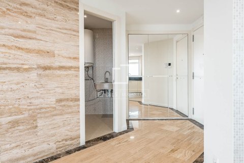 Apartment for sale in Barcelona, Spain 3 bedrooms, 112 sq.m. No. 167986 - photo 12