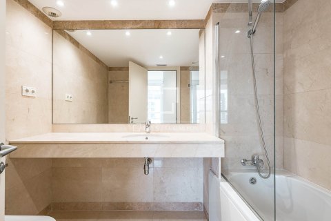 Apartment for sale in Barcelona, Spain 3 bedrooms, 112 sq.m. No. 167986 - photo 29