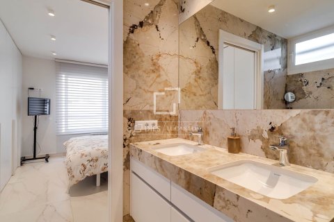 Huoneisto myytävänä Barcelona, Espanja, 4 makuuhuonetta, 137 m2 No. 166781 - kuva 22