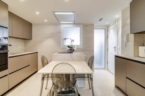 Huoneisto myytävänä Barcelona, Espanja, 4 makuuhuonetta, 137 m2 No. 166781 - kuva 12