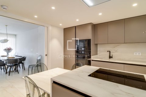 Huoneisto myytävänä Barcelona, Espanja, 4 makuuhuonetta, 137 m2 No. 166781 - kuva 13