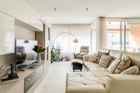 Huoneisto myytävänä Barcelona, Espanja, 4 makuuhuonetta, 137 m2 No. 166781 - kuva 3