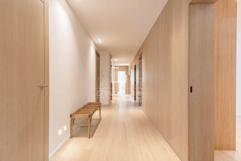 Huoneisto myytävänä Barcelona, Espanja, 4 makuuhuonetta, 230 m2 No. 166785 - kuva 24