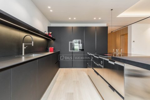 Huoneisto myytävänä Barcelona, Espanja, 4 makuuhuonetta, 230 m2 No. 166785 - kuva 12