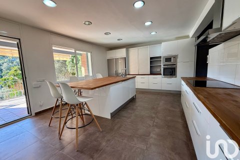 Talo myytävänä Arenys de Munt, Barcelona, Espanja, 4 makuuhuonetta, 850 m2 No. 153823 - kuva 13