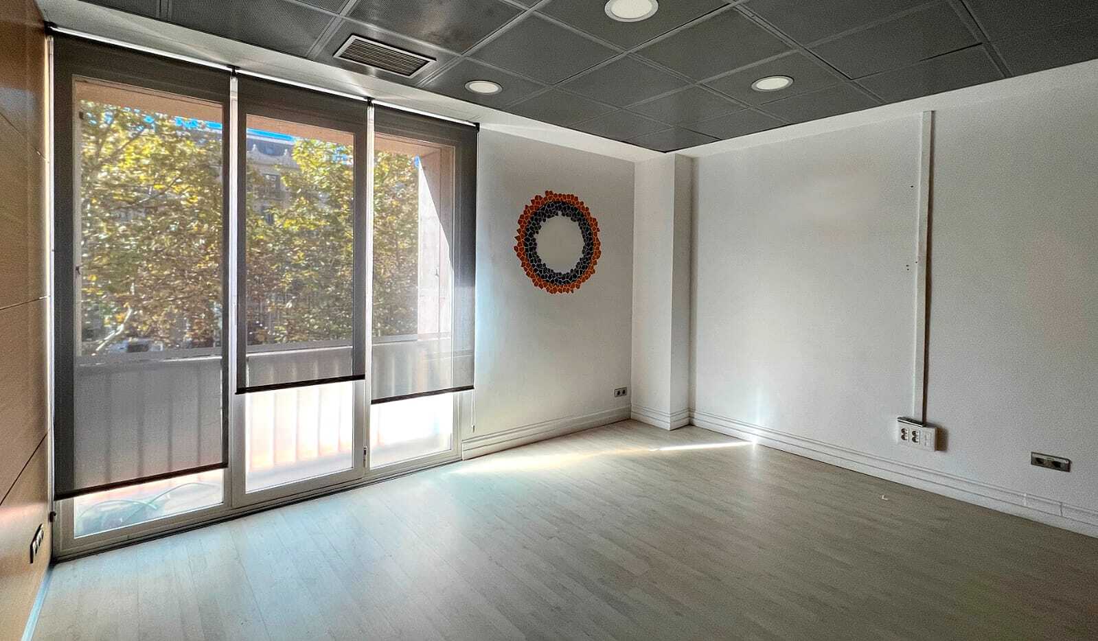 Commercial property in Eixample, Barcelona, Spain 322 sq.m. No. 133365