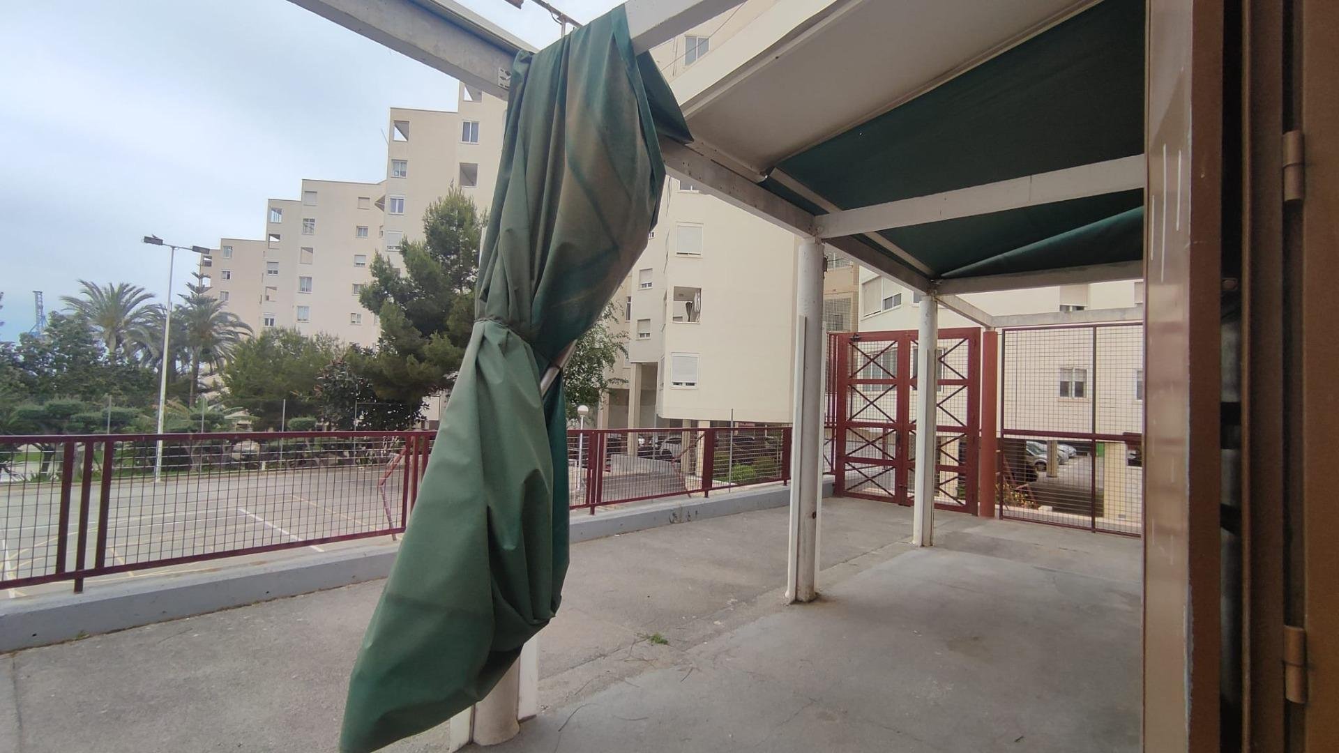 Propiedad comercial en Alicante, España 75 m2 No. 182834