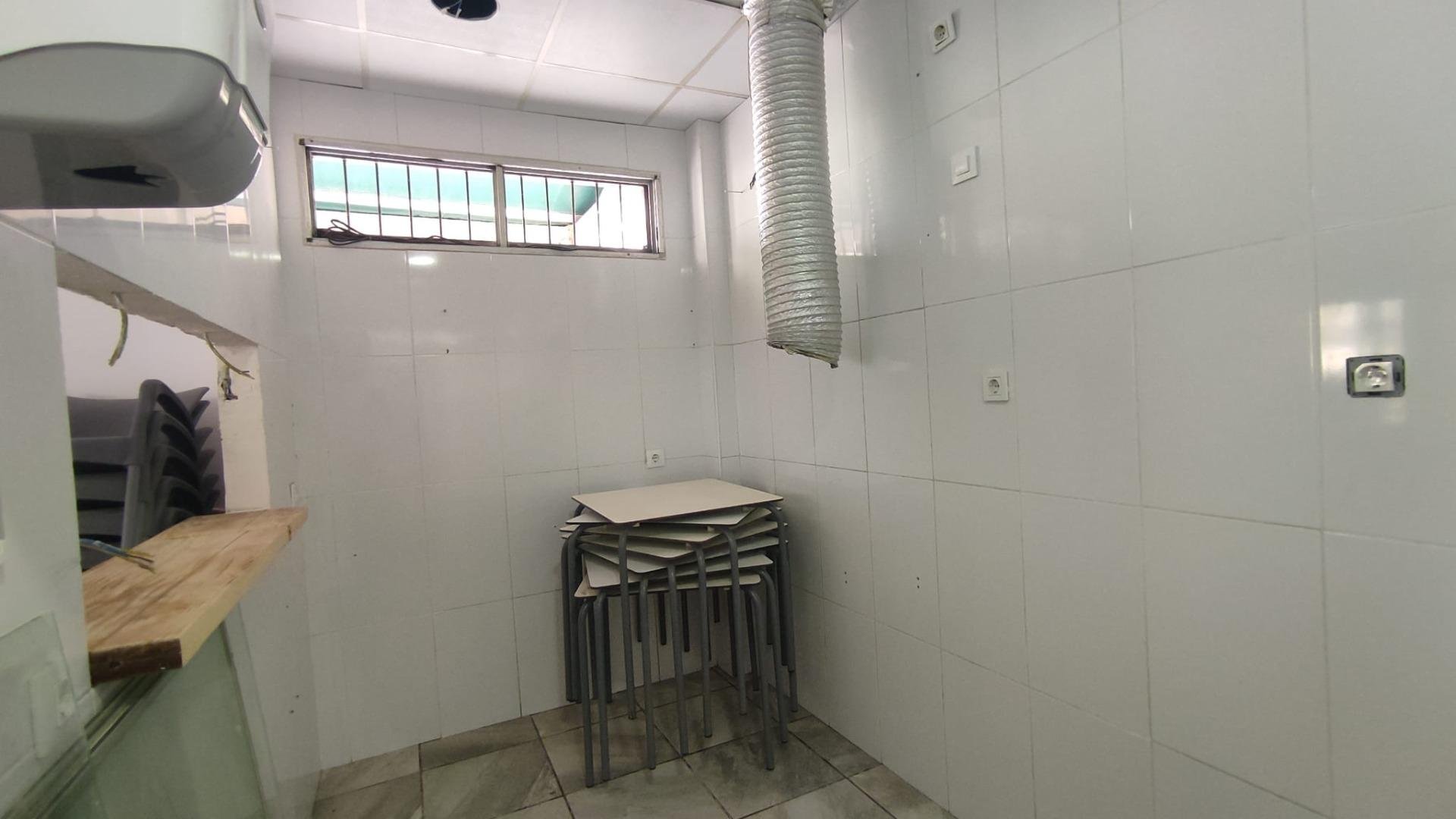 Propiedad comercial en Alicante, España 75 m2 No. 182834