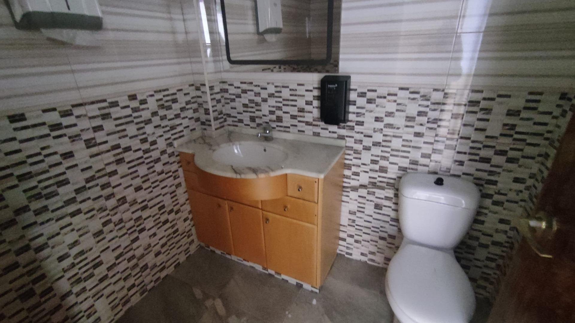 Propiedad comercial en Alicante, España 75 m2 No. 182834