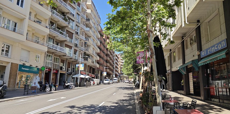 Commercial property à Barcelona, Espagne 93 m2 No. 140734