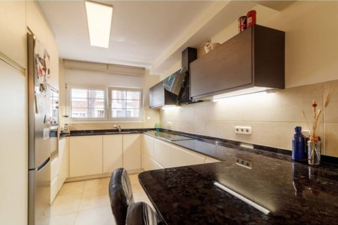 Huoneisto myytävänä Gava, Barcelona, Espanja, 5 makuuhuonetta, 292 m2 No. 192061 - kuva 10