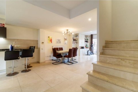 Huoneisto myytävänä Gava, Barcelona, Espanja, 5 makuuhuonetta, 292 m2 No. 192061 - kuva 9