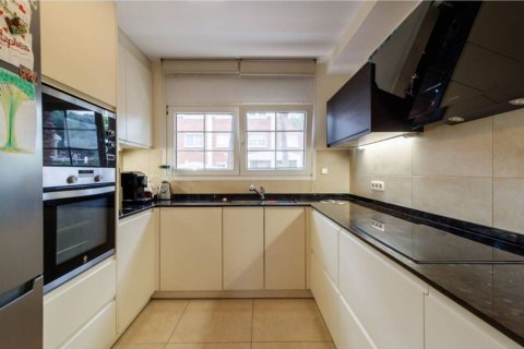 Huoneisto myytävänä Gava, Barcelona, Espanja, 5 makuuhuonetta, 292 m2 No. 192061 - kuva 11
