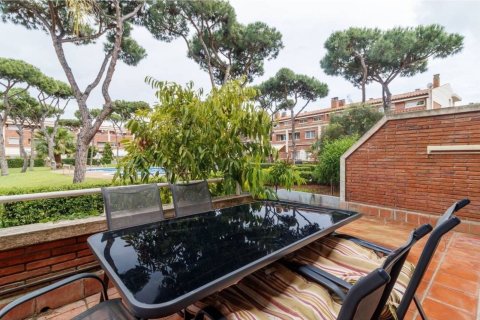 Huoneisto myytävänä Gava, Barcelona, Espanja, 5 makuuhuonetta, 292 m2 No. 192061 - kuva 2