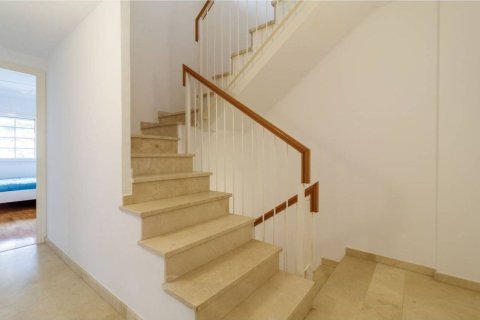 Huoneisto myytävänä Gava, Barcelona, Espanja, 5 makuuhuonetta, 292 m2 No. 192061 - kuva 15