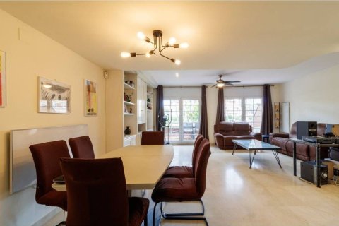 Huoneisto myytävänä Gava, Barcelona, Espanja, 5 makuuhuonetta, 292 m2 No. 192061 - kuva 7