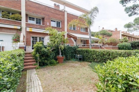 Huoneisto myytävänä Gava, Barcelona, Espanja, 5 makuuhuonetta, 292 m2 No. 192061 - kuva 4