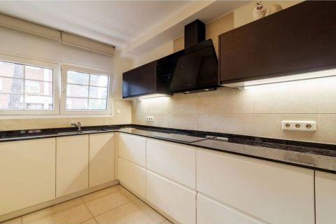 Huoneisto myytävänä Gava, Barcelona, Espanja, 5 makuuhuonetta, 292 m2 No. 192061 - kuva 12
