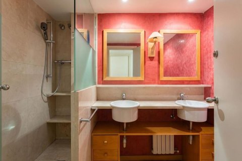 Huoneisto myytävänä Barcelona, Espanja, 5 makuuhuonetta, 273 m2 No. 192059 - kuva 25