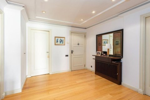 Huoneisto myytävänä Barcelona, Espanja, 5 makuuhuonetta, 273 m2 No. 192059 - kuva 17