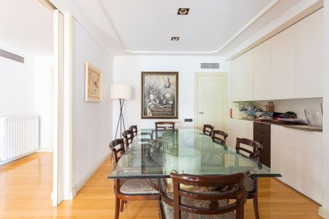 Huoneisto myytävänä Barcelona, Espanja, 5 makuuhuonetta, 273 m2 No. 192059 - kuva 10