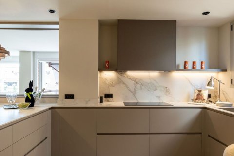 Huoneisto myytävänä Barcelona, Espanja, 5 makuuhuonetta, 200 m2 No. 192060 - kuva 13