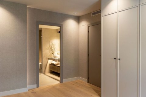 Huoneisto myytävänä Barcelona, Espanja, 5 makuuhuonetta, 200 m2 No. 192060 - kuva 28