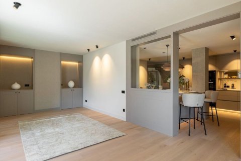 Huoneisto myytävänä Barcelona, Espanja, 5 makuuhuonetta, 200 m2 No. 192060 - kuva 8