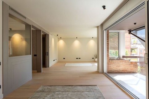 Huoneisto myytävänä Barcelona, Espanja, 5 makuuhuonetta, 200 m2 No. 192060 - kuva 3