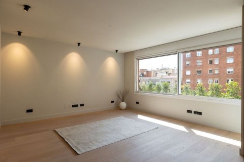 Huoneisto myytävänä Barcelona, Espanja, 5 makuuhuonetta, 200 m2 No. 192060 - kuva 16