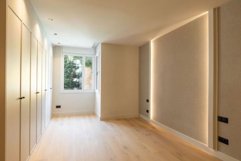 Huoneisto myytävänä Barcelona, Espanja, 5 makuuhuonetta, 200 m2 No. 192060 - kuva 26
