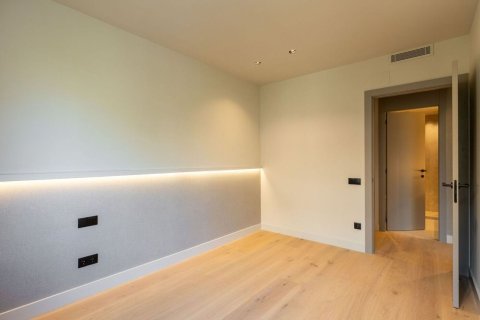Huoneisto myytävänä Barcelona, Espanja, 5 makuuhuonetta, 200 m2 No. 192060 - kuva 25