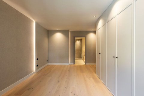 Huoneisto myytävänä Barcelona, Espanja, 5 makuuhuonetta, 200 m2 No. 192060 - kuva 27