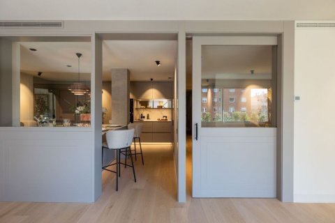 Huoneisto myytävänä Barcelona, Espanja, 5 makuuhuonetta, 200 m2 No. 192060 - kuva 9