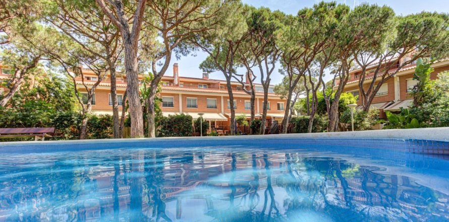 Villetta a schiera a Gava, Barcelona, Spagna 3 camere da letto, 265 mq. N° 192062