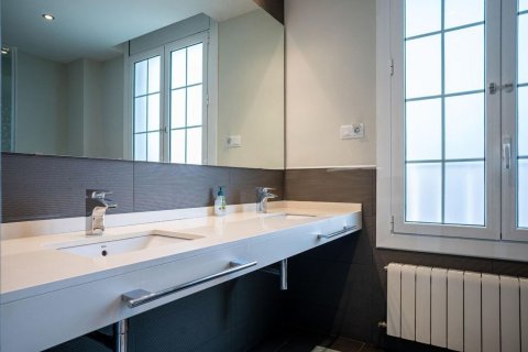 Huoneisto myytävänä Barcelona, Espanja, 5 makuuhuonetta, 203 m2 No. 192058 - kuva 13