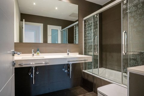 Huoneisto myytävänä Barcelona, Espanja, 5 makuuhuonetta, 203 m2 No. 192058 - kuva 22