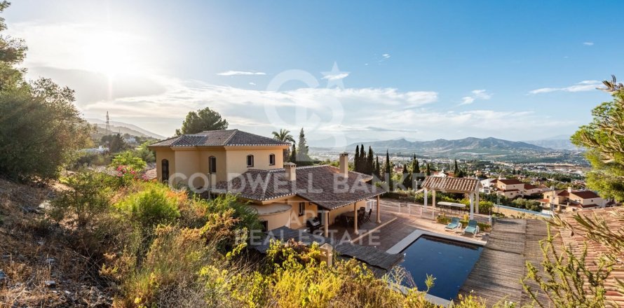 House in Alhaurin de la Torre, Malaga, Spain 4 bedrooms, 567 sq.m. No. 157596