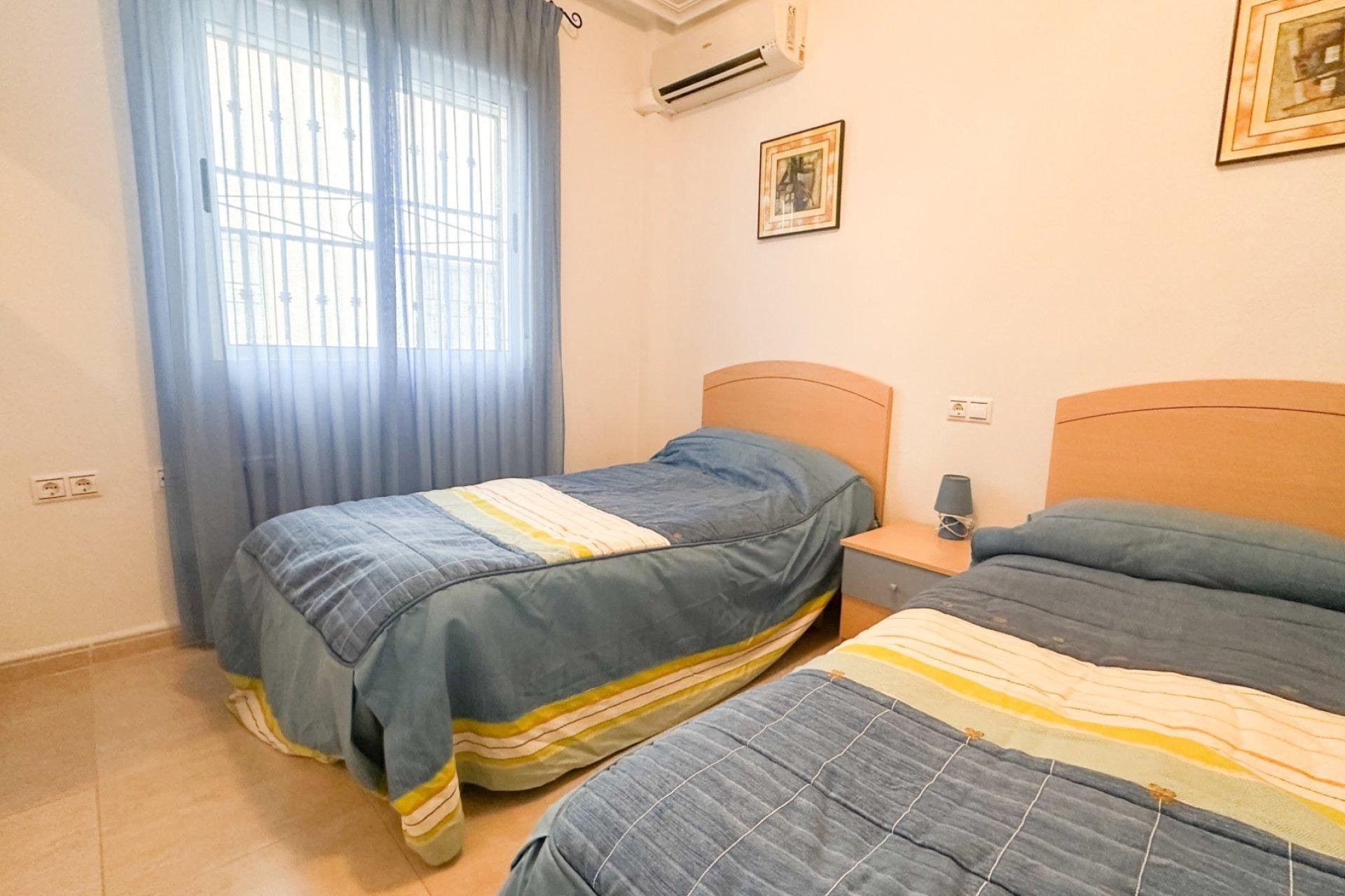 Apartamento en Torrevieja, Alicante, España 2 dormitorios, 66 m2 No. 167309