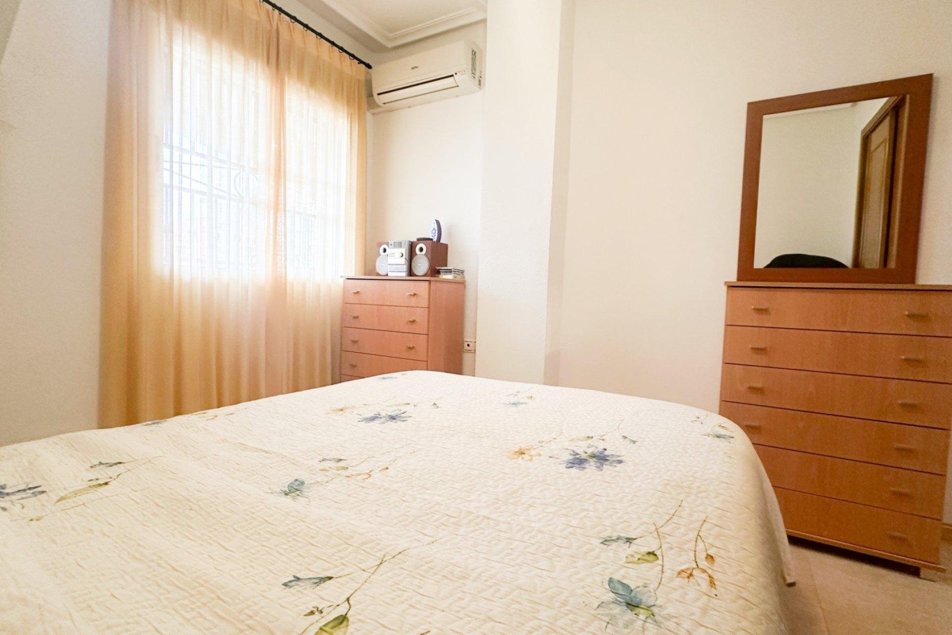 Apartamento en Torrevieja, Alicante, España 2 dormitorios, 66 m2 No. 167309