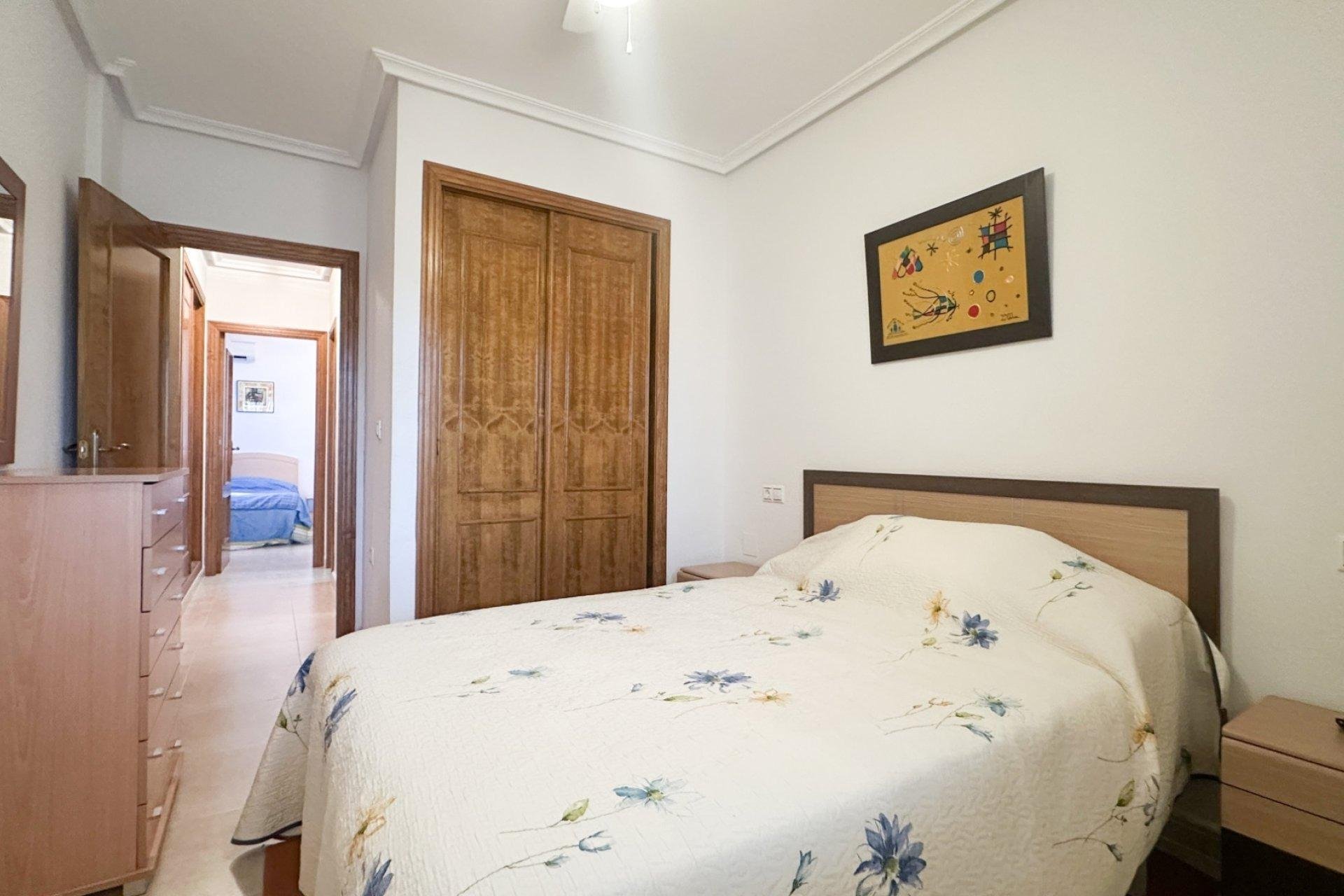 Apartamento en Torrevieja, Alicante, España 2 dormitorios, 66 m2 No. 167309