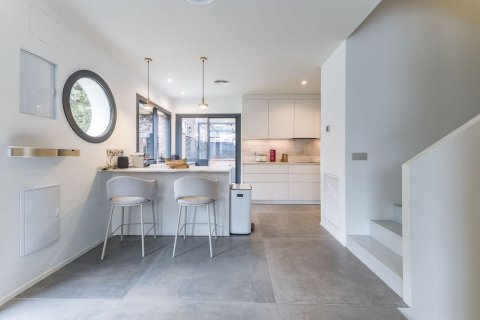 Kaupunkipientalo myytävänä Gava, Barcelona, Espanja, 3 makuuhuonetta, 231 m2 No. 160754 - kuva 7