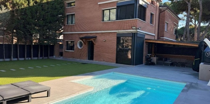 Kaupunkipientalo Gava, Barcelona, Espanja 3 makuuhuonetta, 231 m2 No. 160754