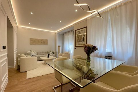 Huoneisto myytävänä Madrid, Espanja, 2 makuuhuonetta, 111 m2 No. 165934 - kuva 1